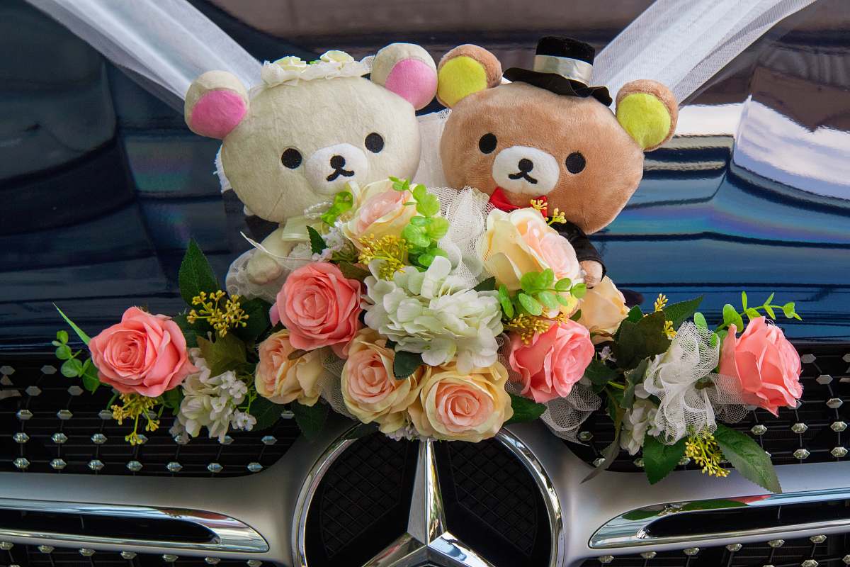 flower arrangement Mercedes-Benz wedding car with Rilakkuma and Korilakkuma wedding couple plush toy décor flower bouquet